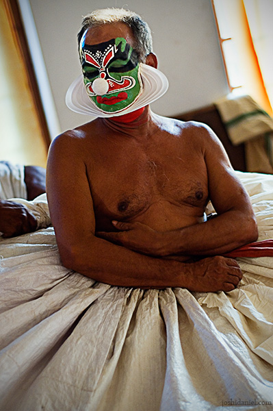 Behind the scenes of kathakali