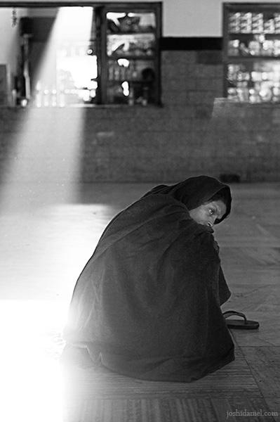 A lady sitting in desolation at Jodhpur railway station in Rajasthan