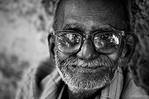 Black and white portrait of a smiling old man form Madurai in Tamil Nadu