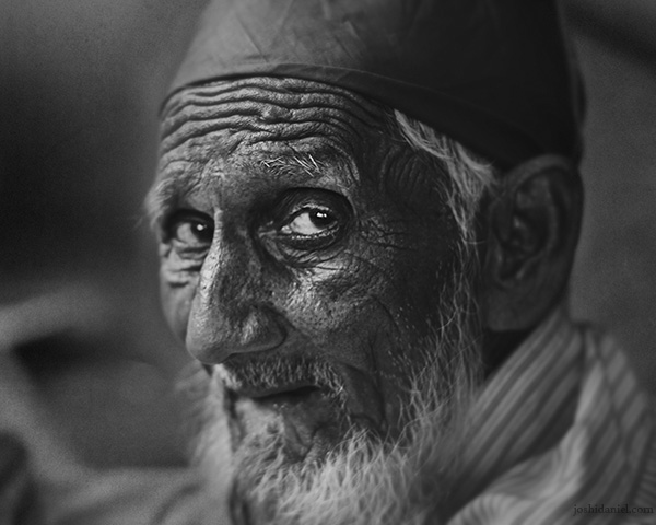 Black and white portrait of an old man from Mumbai with an apprehensive look